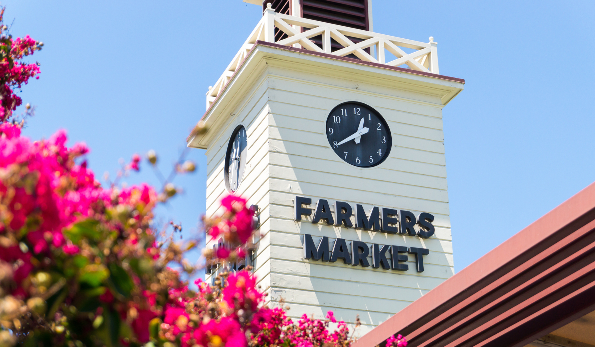 Villas at Park La Brea | Los Angeles, CA | Farmers Market clock tower .<p>&nbsp;</p>
<p style="text-align: center;">Pick up fresh fruits and artisan foods at The Original Famers Market, just a 5-minute drive from home.&nbsp;</p>
