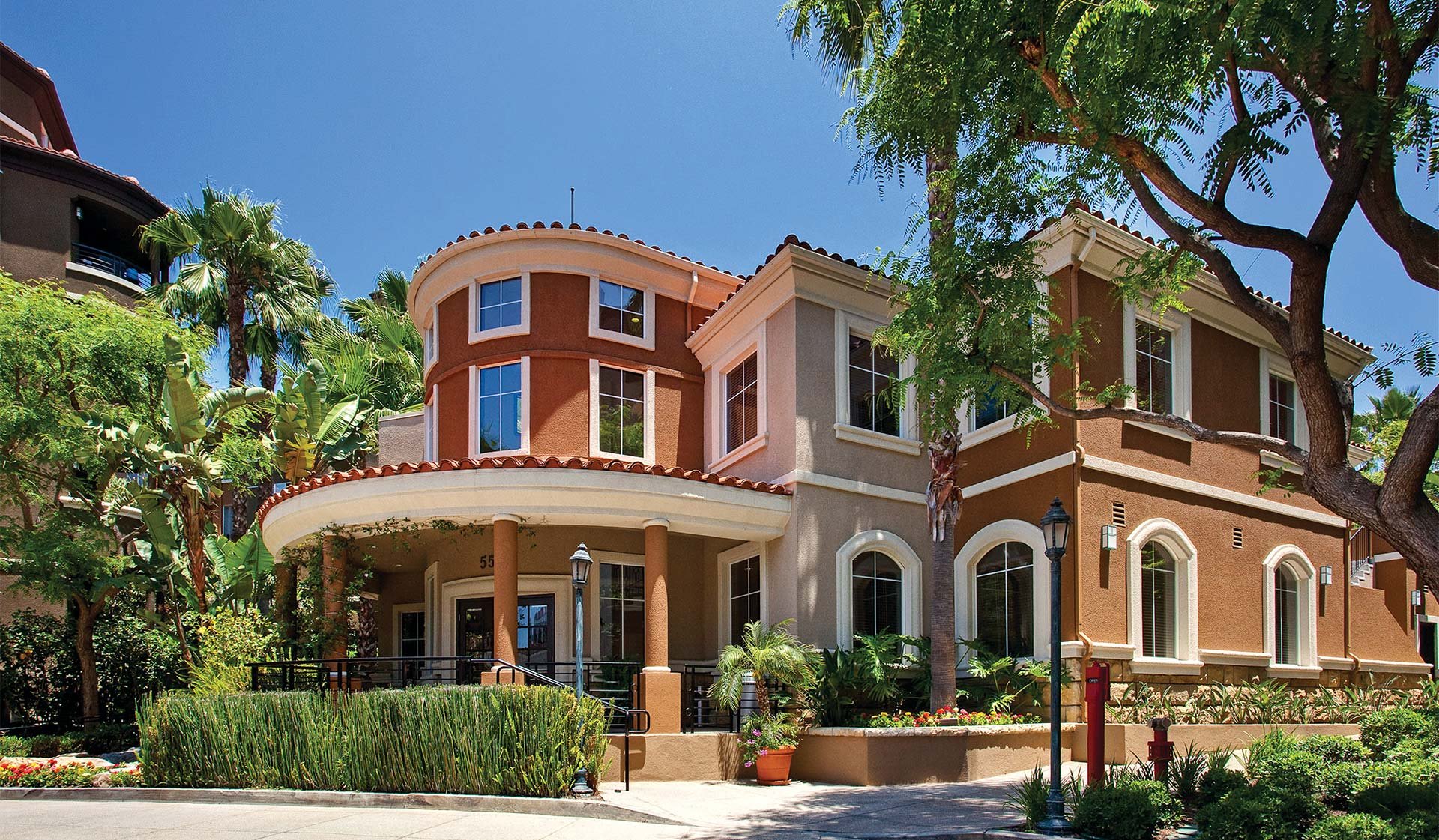 Our West Los Angeles community offers 1- and 2-bedroom apartment homes